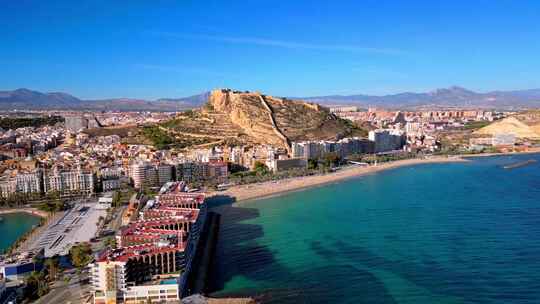 飞越码头、酒店和海滩。4k西班牙阿利坎特的无人机图像。主要的attrac