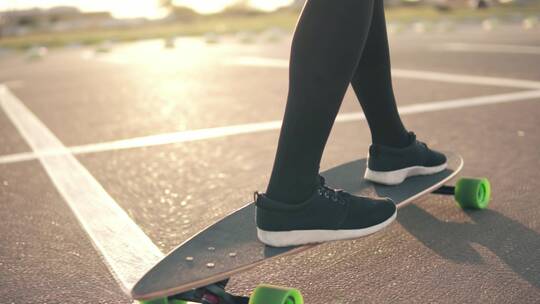 年轻人玩滑板视频素材模板下载