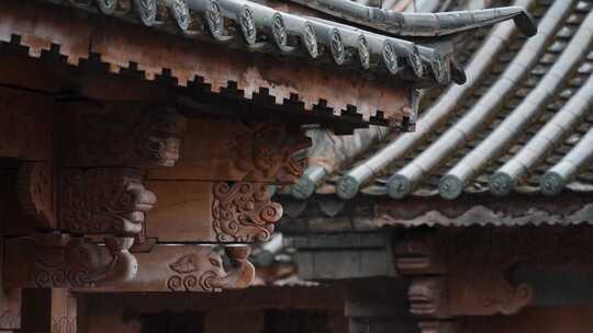 下雨天的中国古建筑屋檐