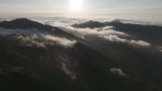 信宜大田顶日出航拍，高山云海