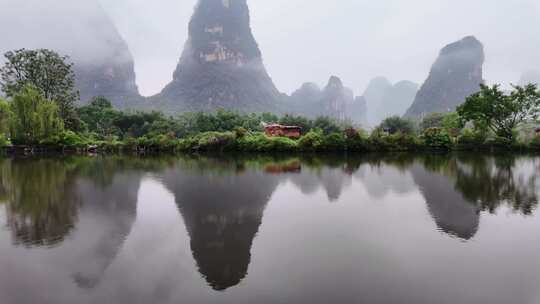 雨天湖景倒映绿树青山的宁静画面