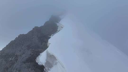 航拍攀登川西横断山脉乌库楚雪山的登山者