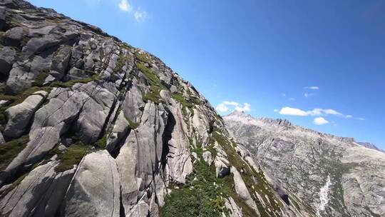 穿越机飞跃高山峡谷视频素材模板下载