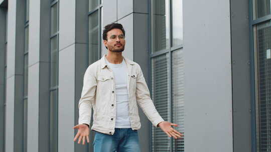 印度男子深呼吸新鲜空气放松休息冥想户外