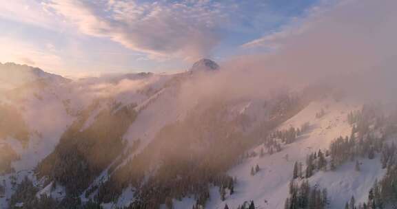 雪山上空的云