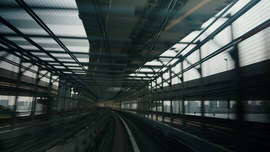 地铁轻轨列车穿梭在城市第一人称视角
