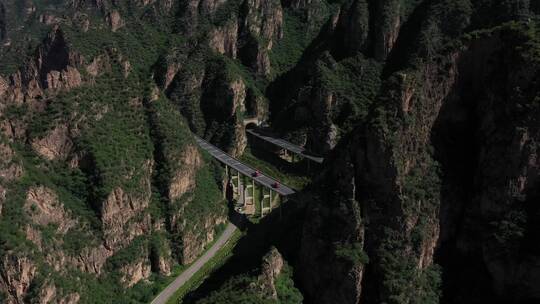 大气震撼的群山环绕高速公路航拍