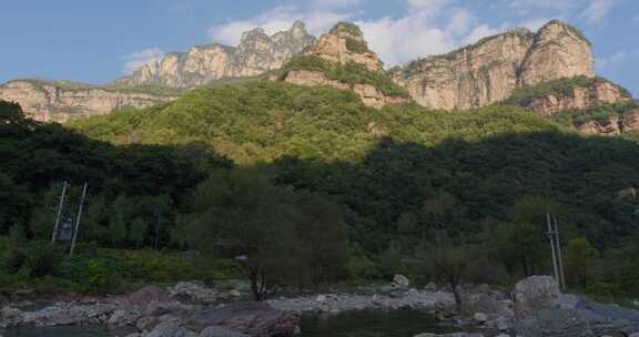 太行山小河山峰清晨阳光