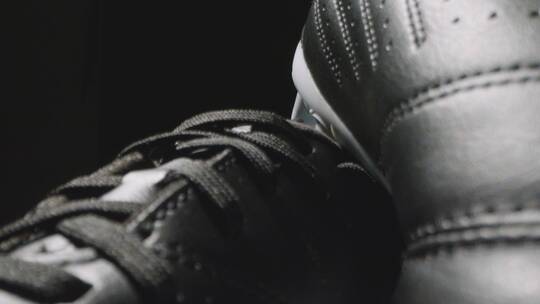 桌子上的足球鞋特写视频素材模板下载