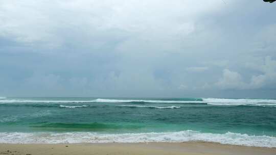 阴天海滩上的海浪