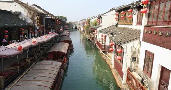 江南水乡古镇河道游船景象