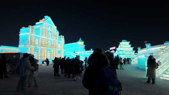 冰雕展夜景下人群涌动的热闹景象冰雪大世界