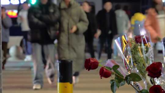 情人节夜晚城市街头卖鲜花