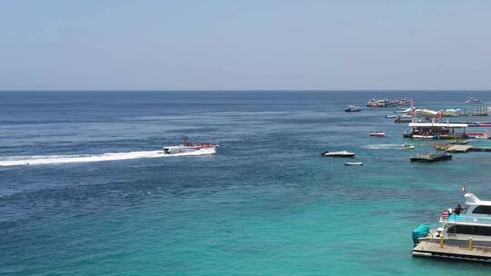 巴厘岛海边汽艇游船