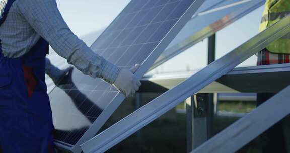 4K-工人安装太阳能板