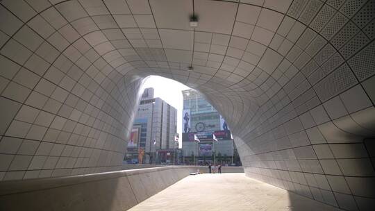 东大门的广场隧道
