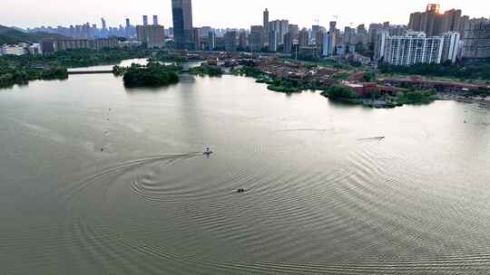 年轻冲浪者冲浪爱好者冲浪运动水上运动