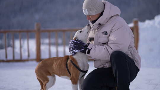 享受冬日抚摸爱犬