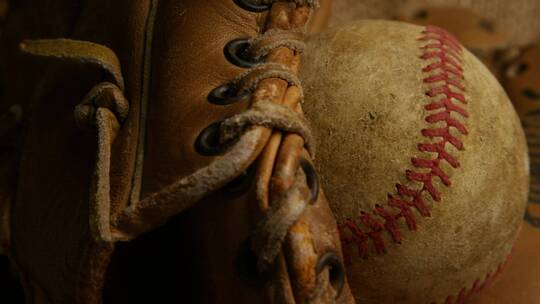 手套里的复古棒球