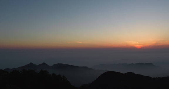 泰山山顶游客观看日出太阳升起