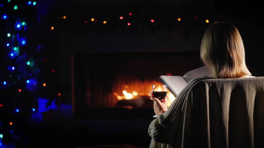 女人在壁炉旁读书视频素材模板下载