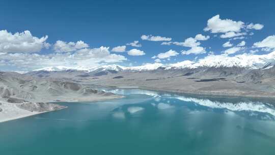 中国新疆白沙湖风景区蓝天白云倒映在湖面