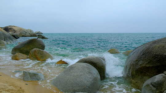 阴天海边沙滩海浪拍打礁石慢动作