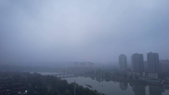 河流城市桥梁车流河流大雾雾霾远山前飞视频素材模板下载