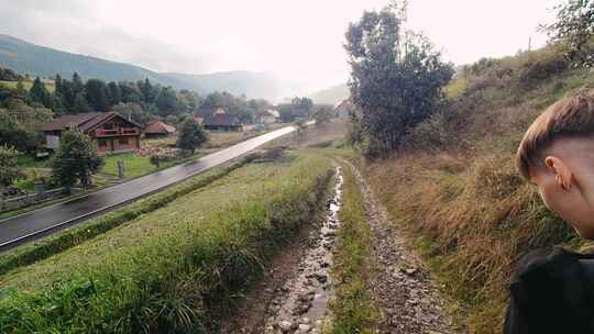 雨天，女旅行者在山里散步