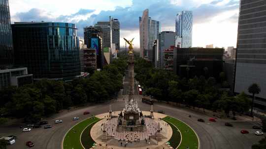 无人机在墨西哥城改革大道日落时拍摄，正面是视频素材模板下载