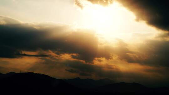 阳光穿透乌云照射山峰丁达尔光延时耶稣光视频素材模板下载