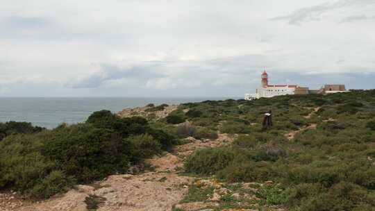 Nazare，葡萄牙，男孩，走路