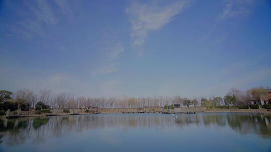蓝天下的公园湖景2