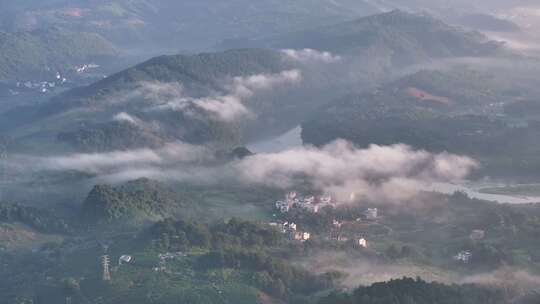 清晨鸟瞰山上的小村庄