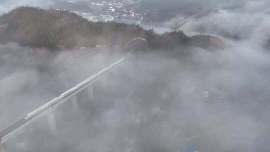 高铁进入隧道 山洞 轨道