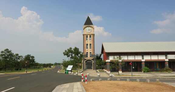 蓝天白云美丽钟塔建筑 常州金坛柚山村