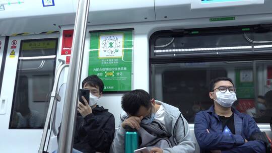 挤地铁 通勤 上下班 看手机 人流