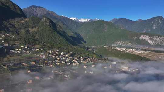 云南怒江傈僳族丙中洛人神共居秋色高空航拍