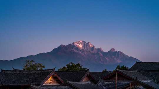 云南丽江古城玉龙雪山日照金山