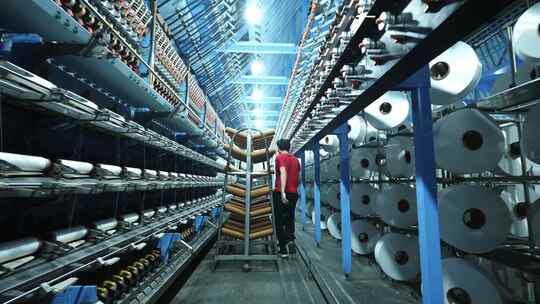 男性纺织工人化纤厂纺织厂车间工作