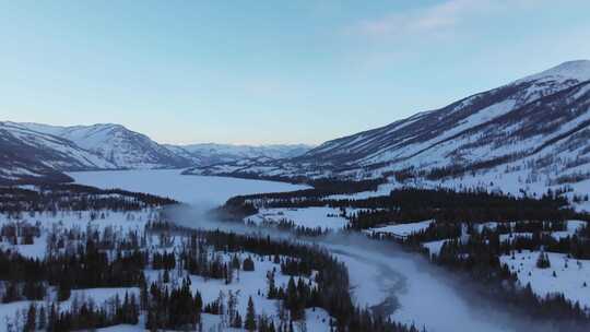 航拍新疆冬季喀纳斯河流晨雾雪山森林雪景