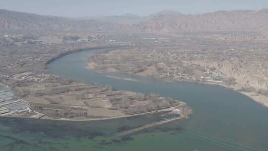 青海化隆黄河大湾水流田地航拍视频