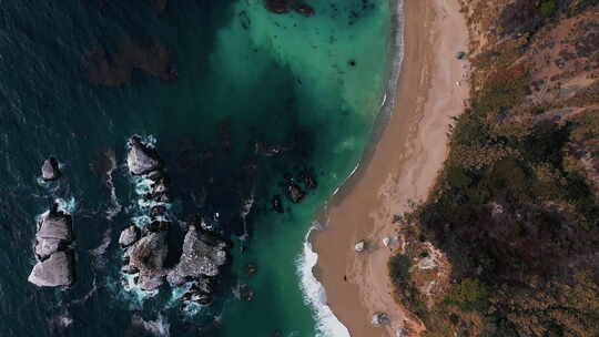 海滩和岩石海岸线从上面