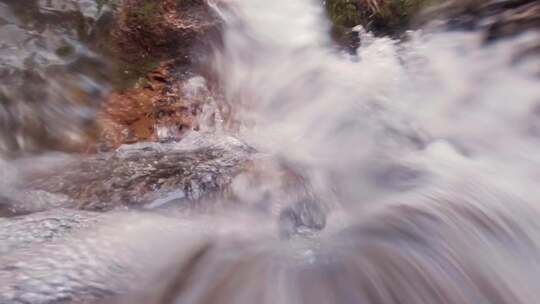 青山绿水山间小溪流淌水流特写升格