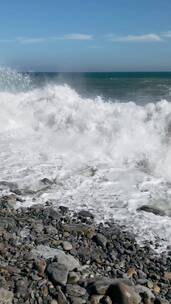 海浪冲击着岩石海岸竖屏