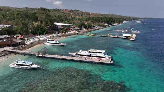 印尼巴厘岛佩尼达岛码头轮船海滨风光航拍