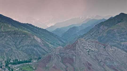 新疆天山山脉托木尔峰