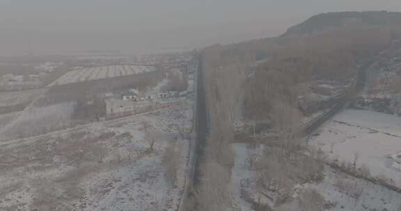 被积雪覆盖的村庄与道路的俯视景象