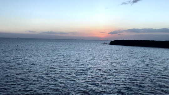 微风习习的傍晚，海洋地平线上的日落