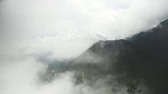 无人机，山和云与树木在农村的旅行目的地